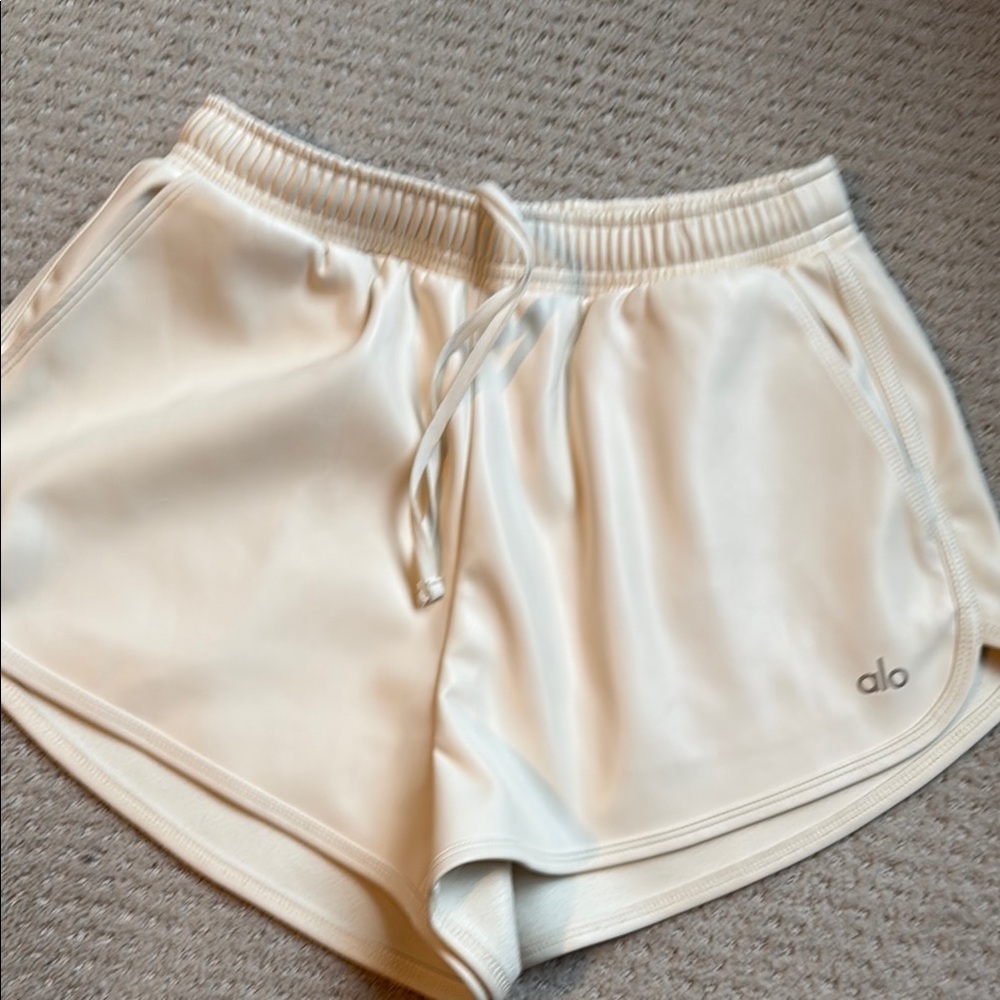 ALO Yoga Women's Cream Shorts